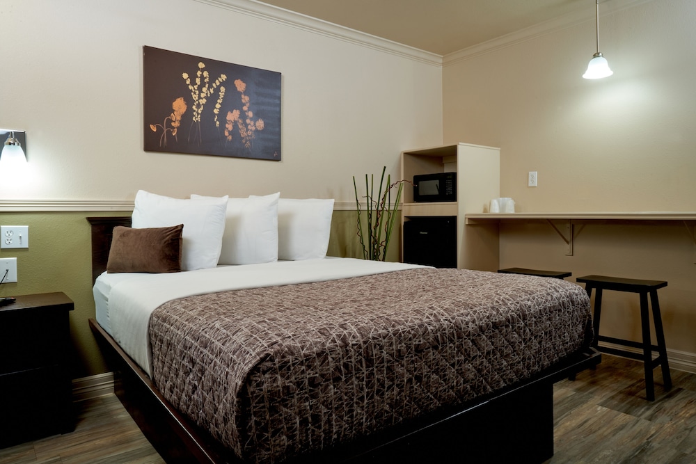 Upstairs, 2 Queen Beds, Main Building