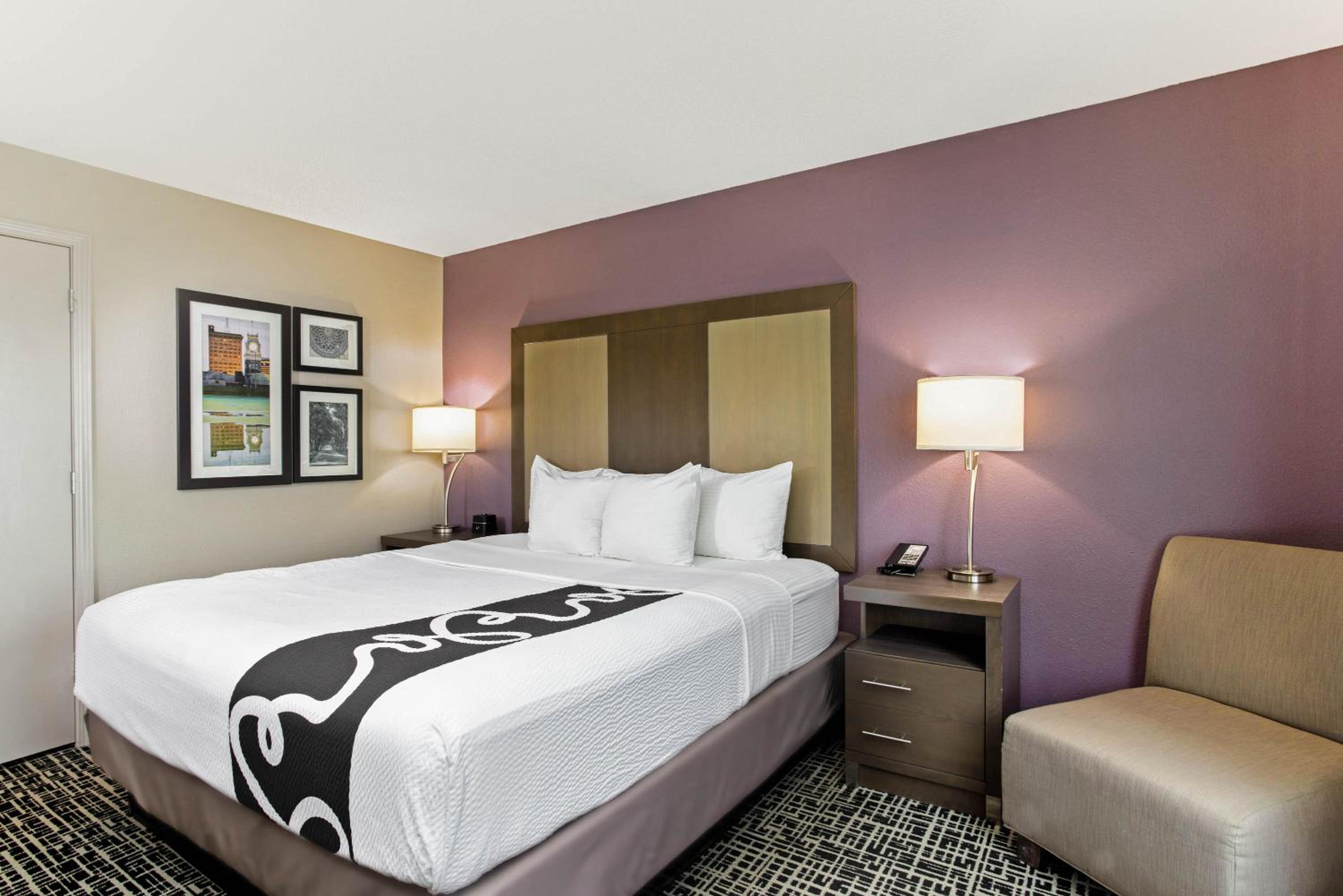 غرفة ديلوكس بسرير كينج بحوض استحمام لذوي الإعاقة، La Quinta Inn & Suites by Wyndham Hopkinsville 6/10