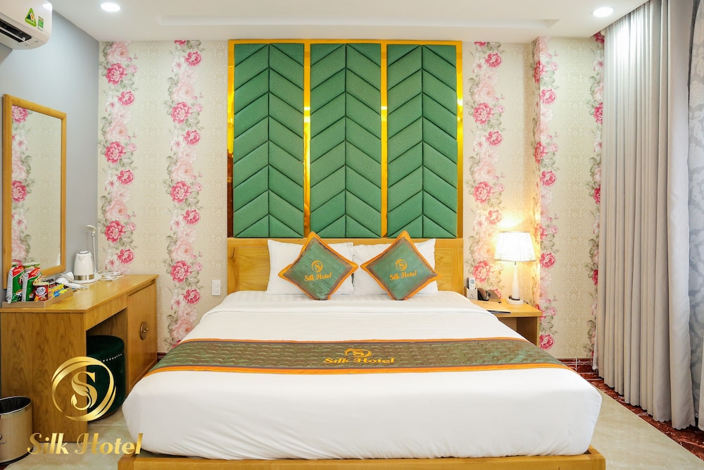RedDoorz Plus near Tan Son Nhat airport 2 7/50
