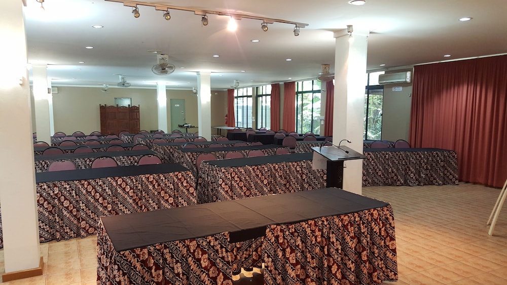 Hexagon International Hotel 30/50