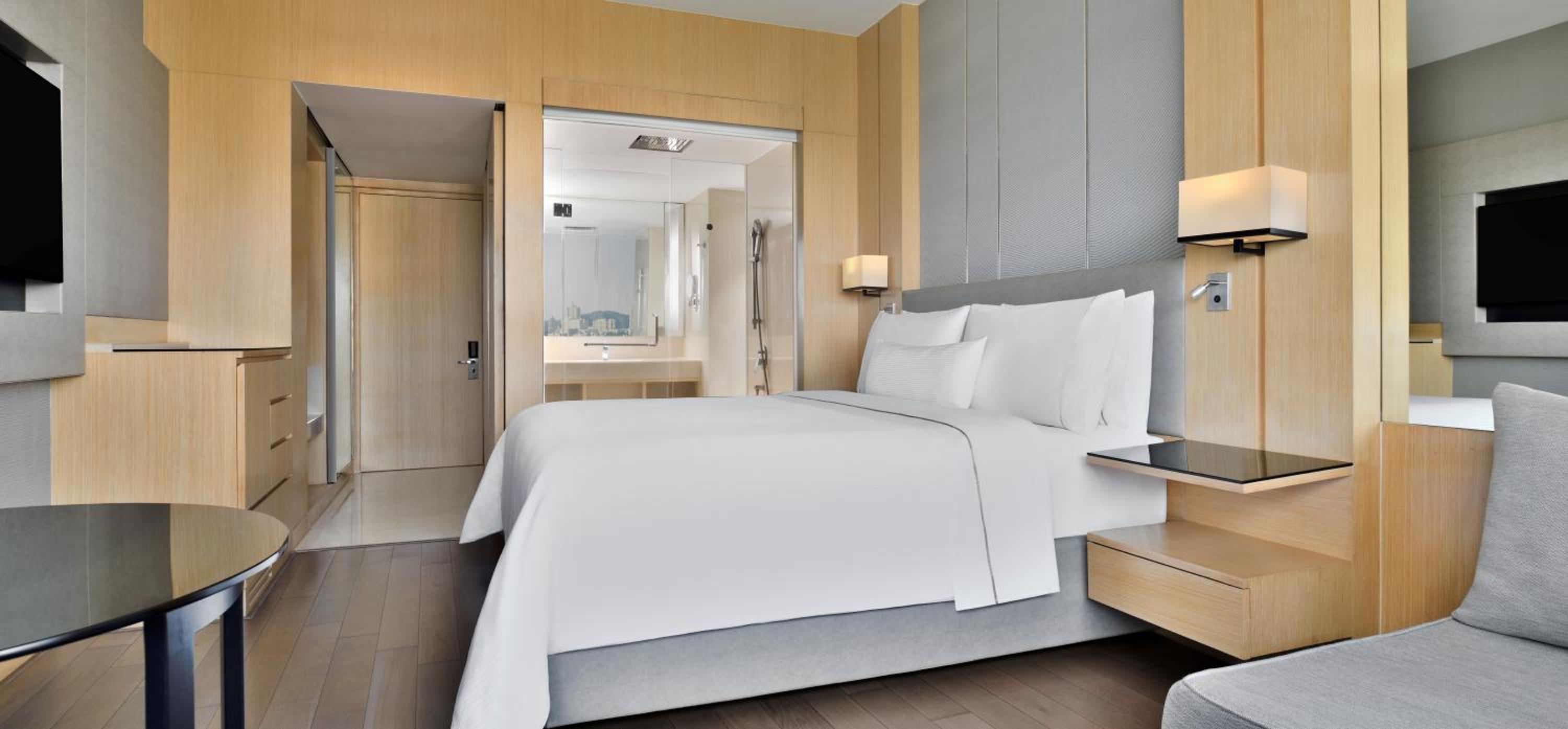 Room, King Bed, Hill View، The Westin Mumbai Powai Lake (ex Renaissance Mumbai) 8/10