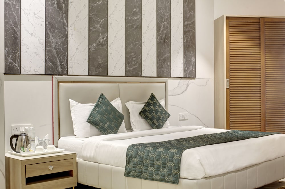 AIRPORT HOTEL DELHI 37 35/64