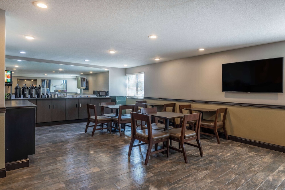 Travelodge by Wyndham Brooklyn Center 40/48