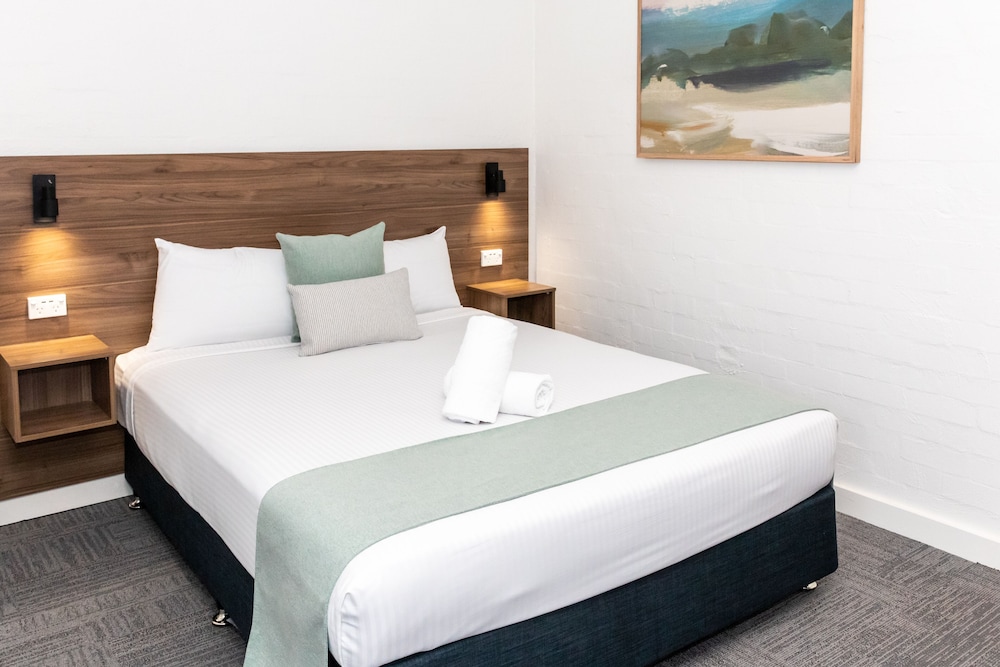 ROOM, DOUBLE BED
