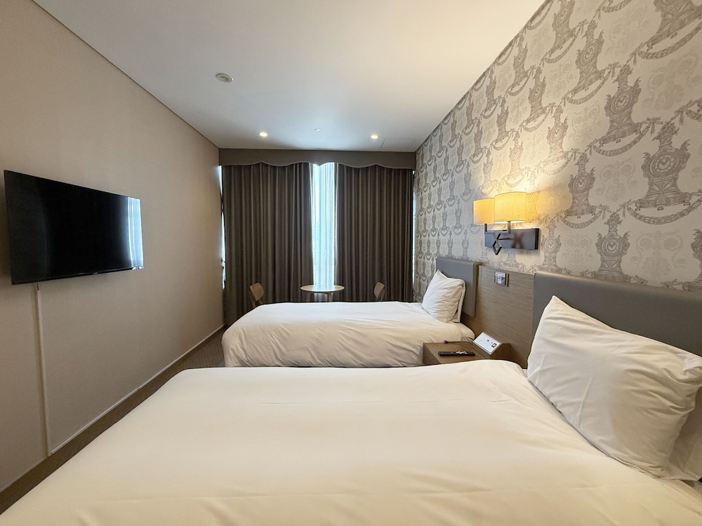 SUPERIOR, TWIN BEDS, BATHTUB