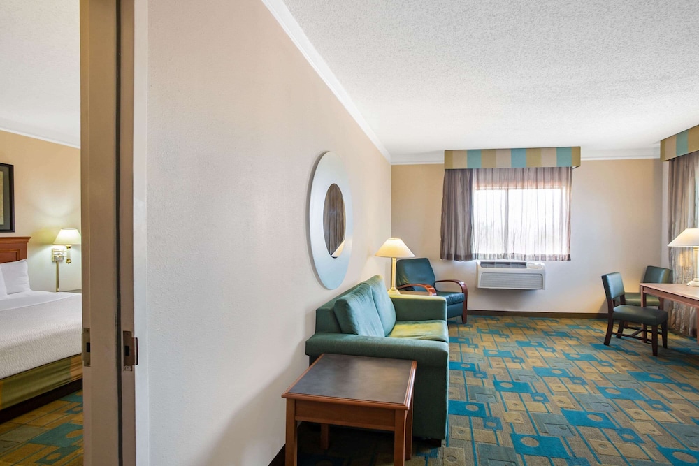 La Quinta Inn Suites Round Rock North 28/41