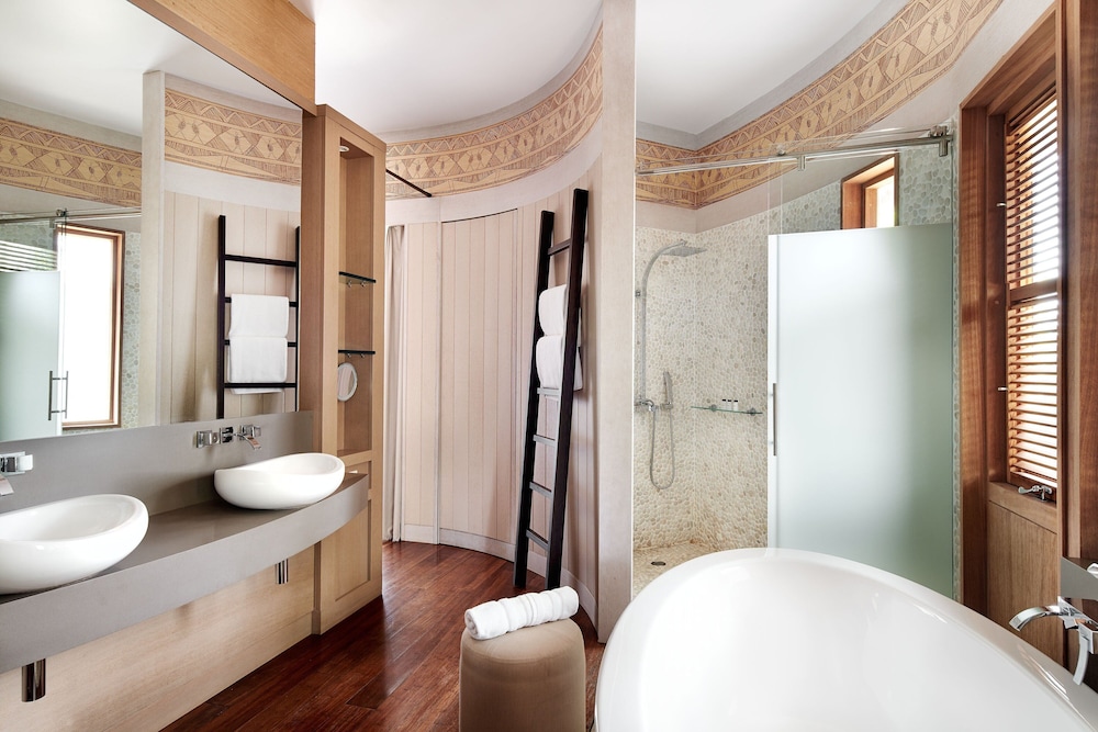 بنغل بسريرين منفصلين بإطلالة على الحديقة بشرفة، Sheraton New Caledonia Deva Resort & Spa 2/2