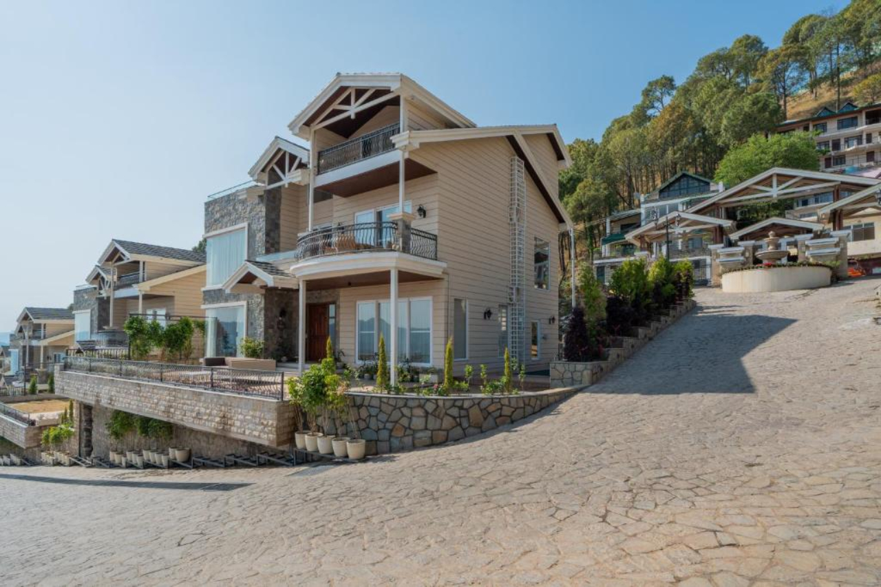 ELIVAAS prive The Royce Daisy Ultra Luxe 4 BHK Villa With Pvt Pool Jacuzzi 360 Hill Views 27/29