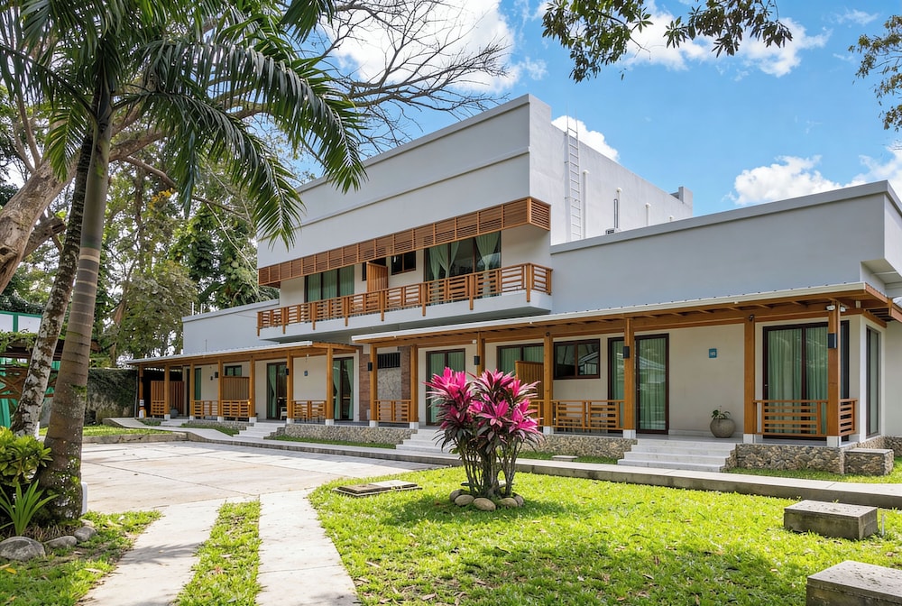 Paraiso Rainforest and Beach Hotel 4/48