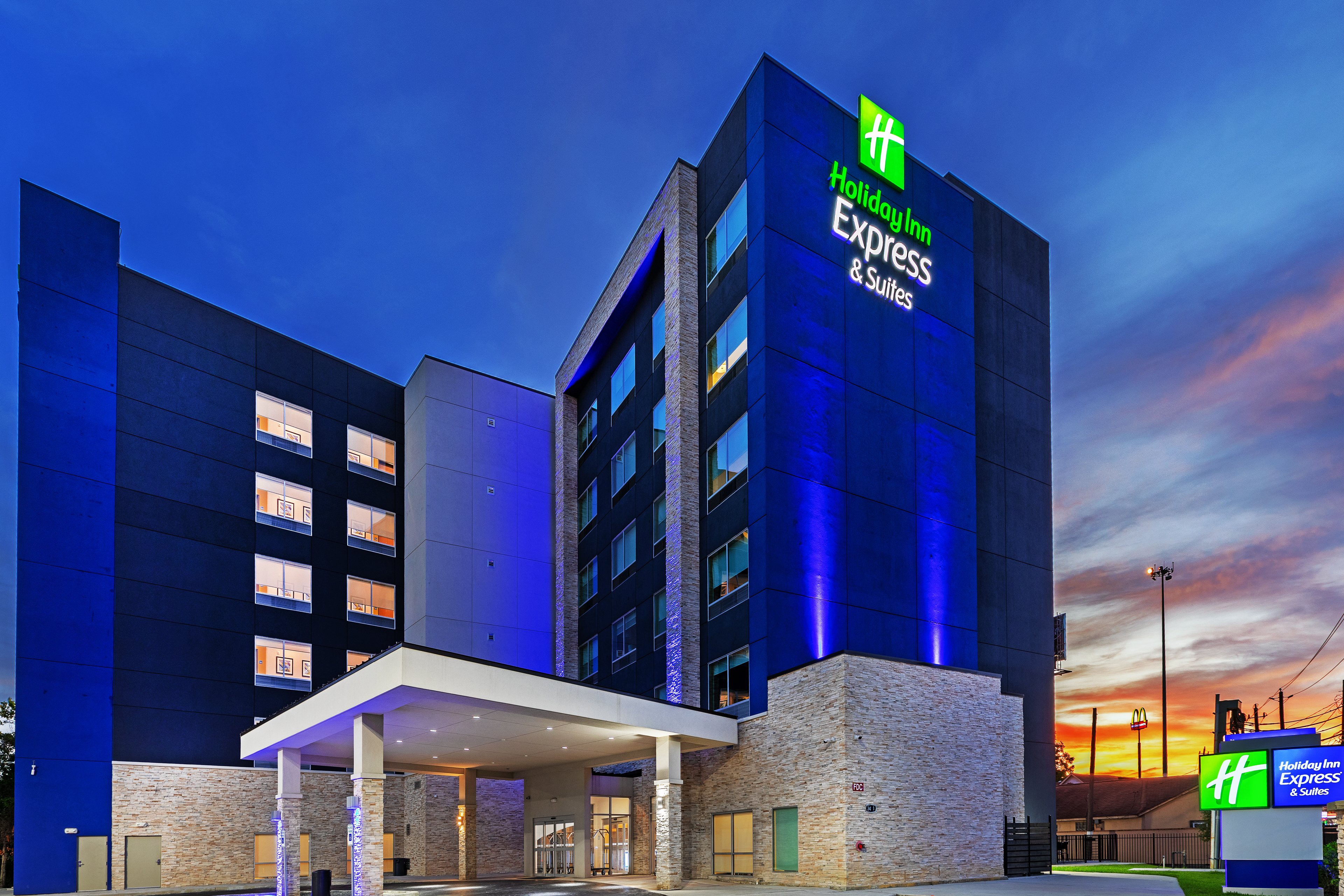 Holiday Inn Express & Suites Houston - N Downtown 4/48