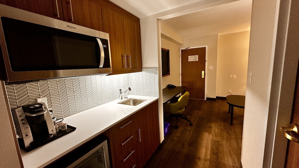 Newmarket Hotel And Suites 12/66