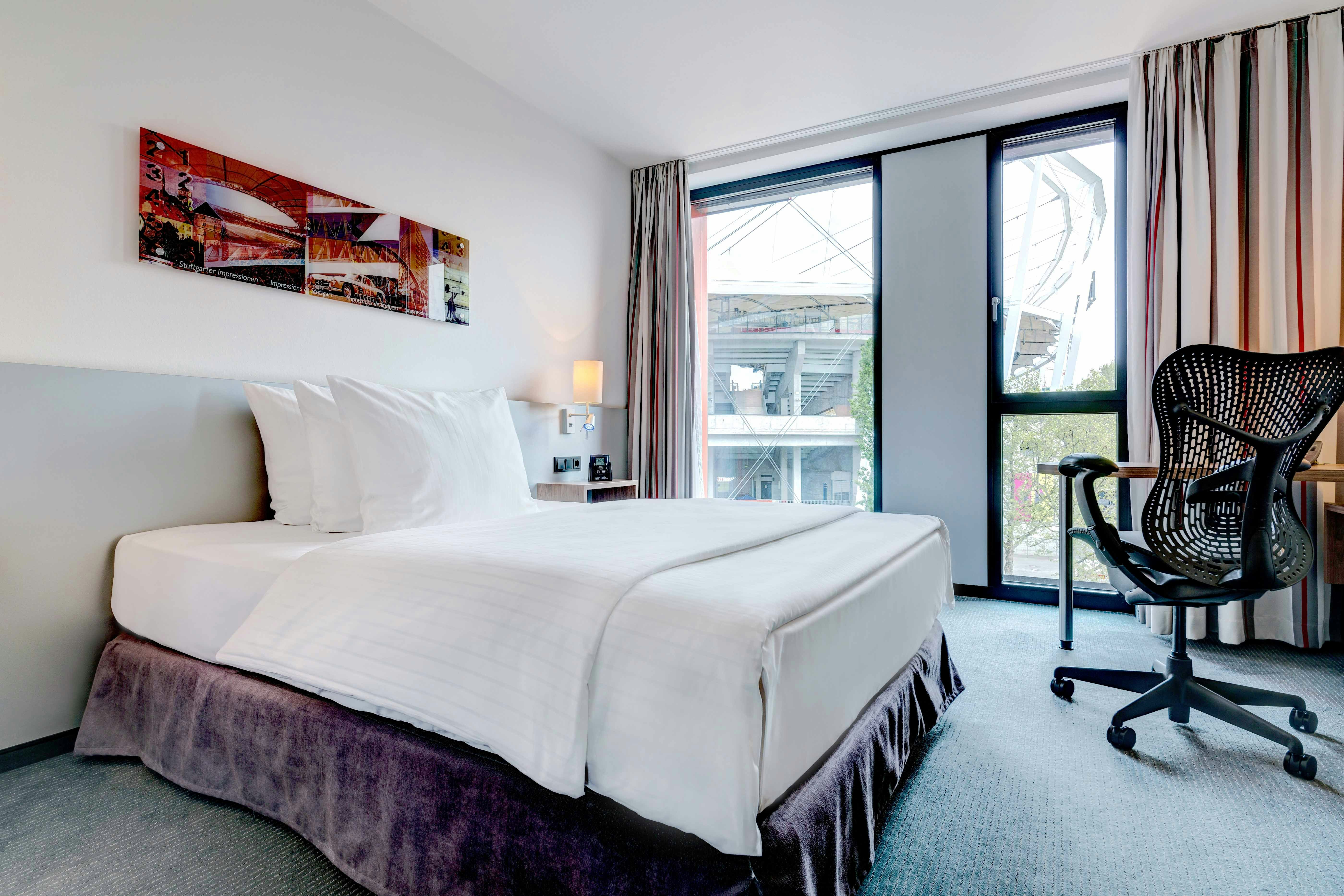 ROOM, QUEEN BED