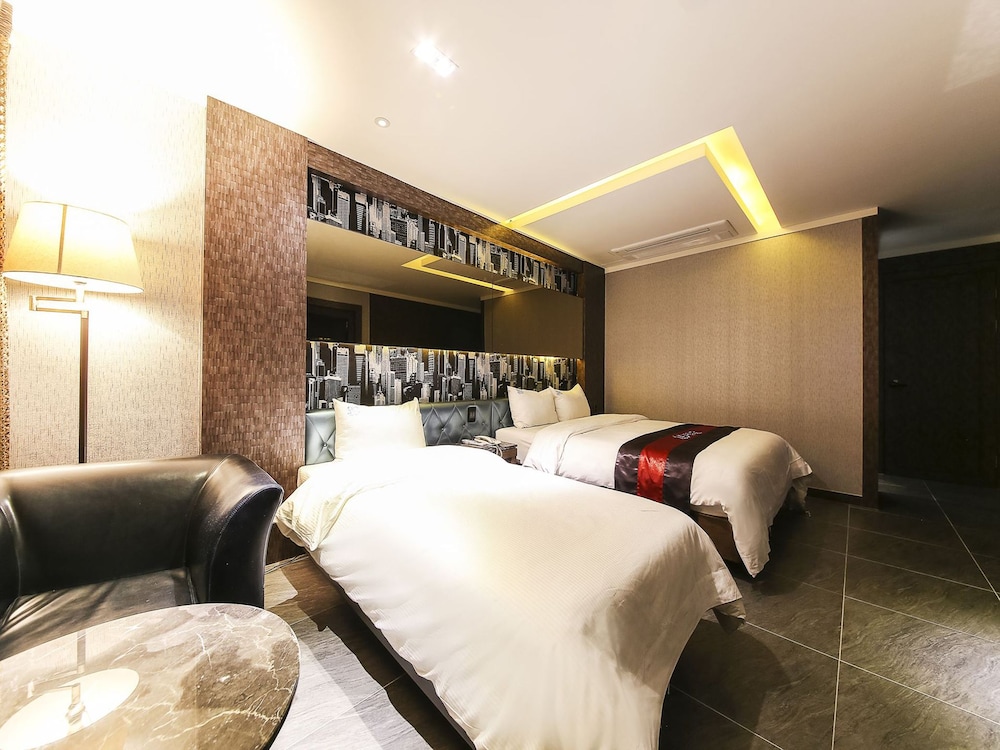 Zenith Hotel 32/63