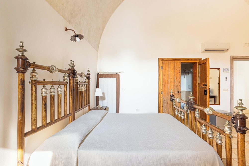 Studio, Suite, 1 Queen and 1 Single Bed