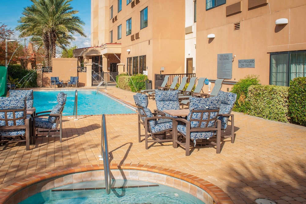 Courtyard Pensacola Downtown 24/26
