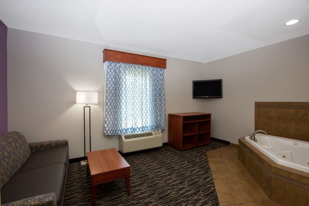 La Quinta Inn & Suites by Wyndham Tupelo 30/48