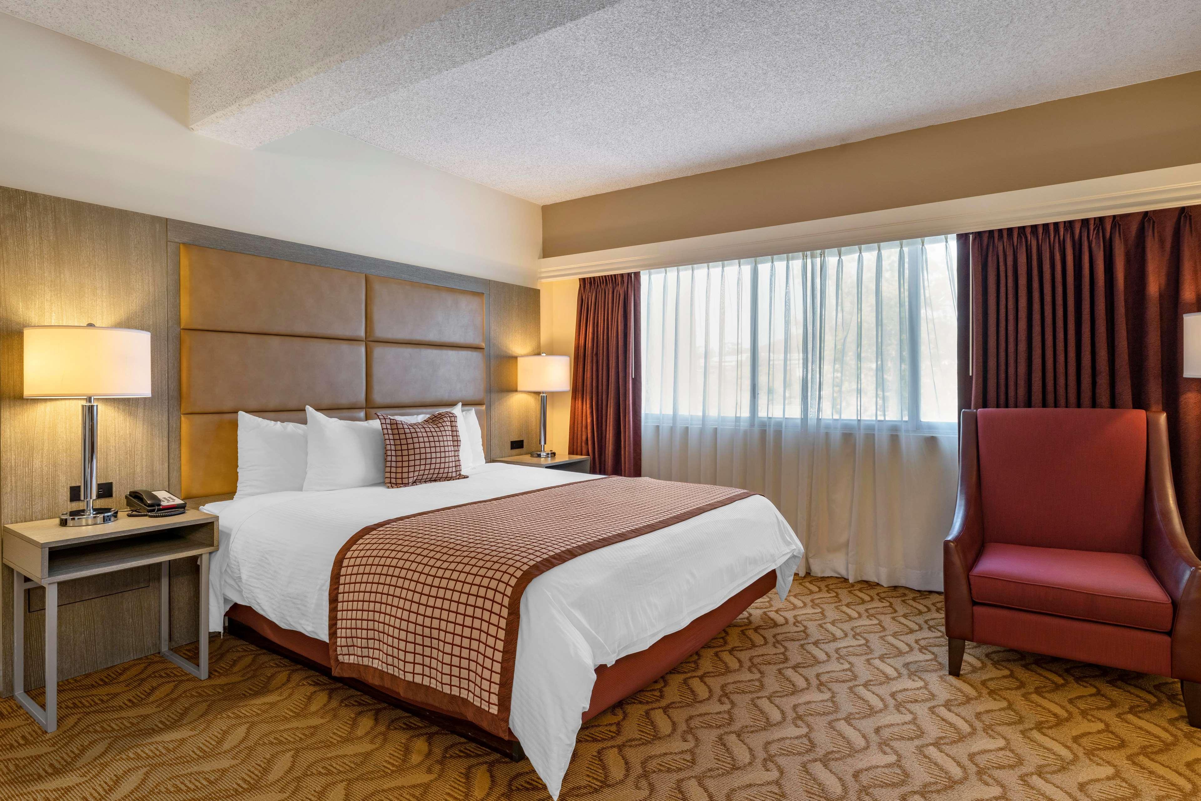 جناح بسرير كينج مع أريكة بمنطقة جلوس بجاكوزي، Best Western Plus Thousand Oaks Inn 2/3