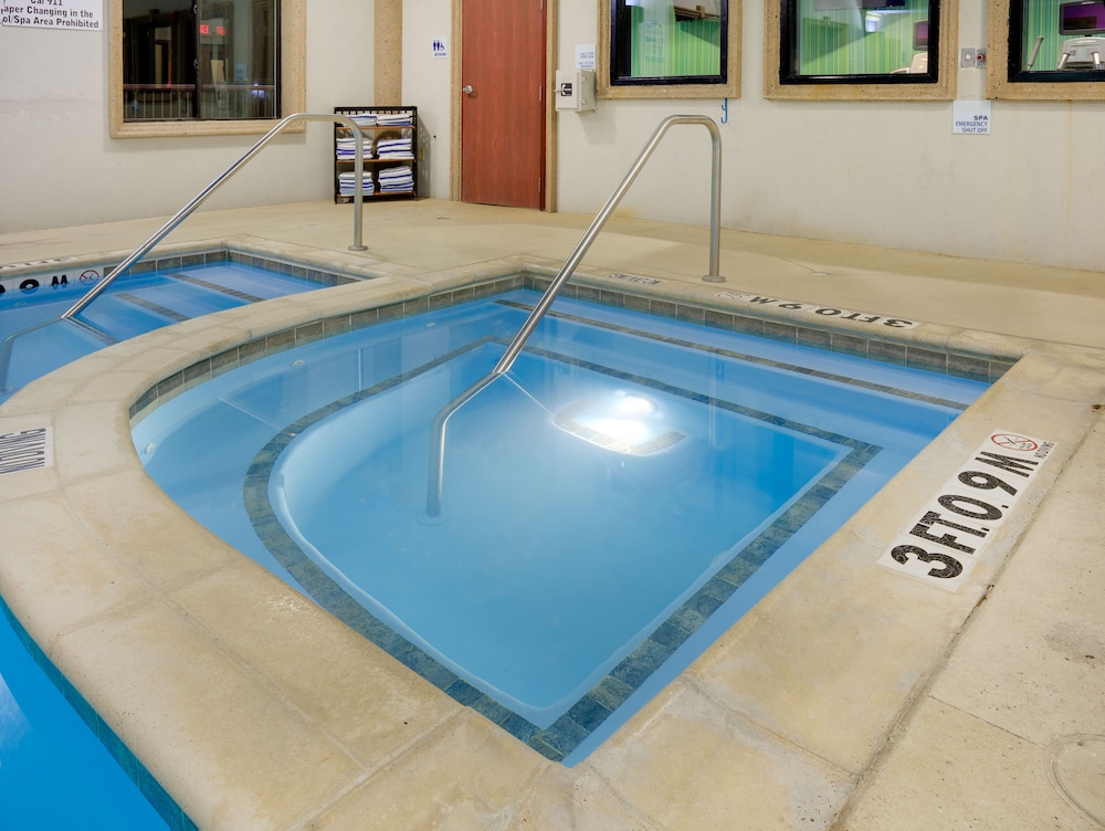 Holiday Inn Express Hotel And Suites Burleson Ft Worth 7/65