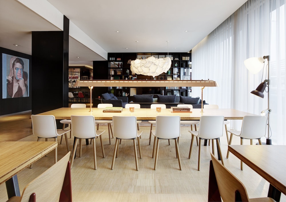 CITIZENM SCHIPHOL AIRPORT HOTEL 51/53