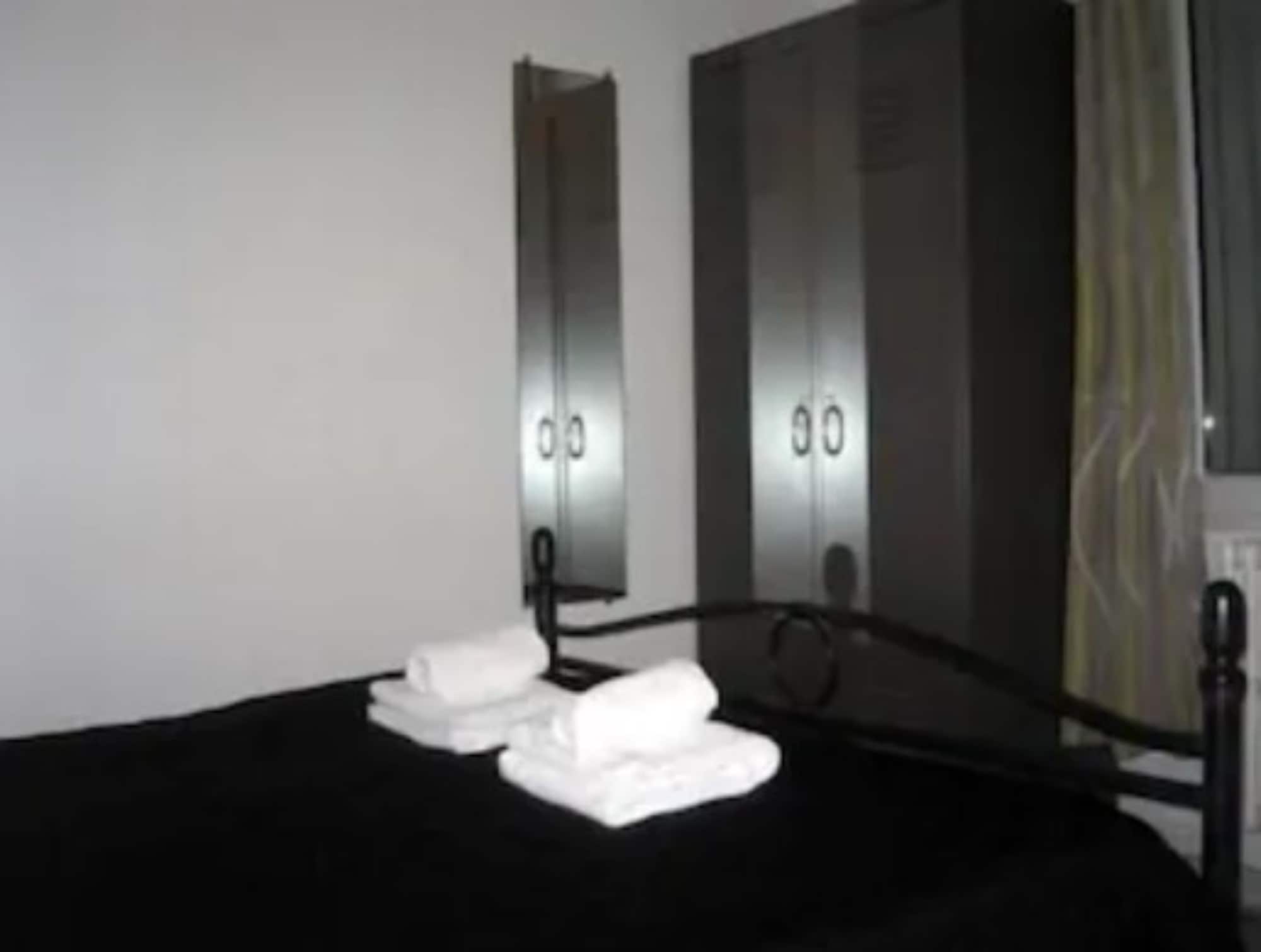 ECONOMY, DOUBLE BED, SHARED BATHROOM