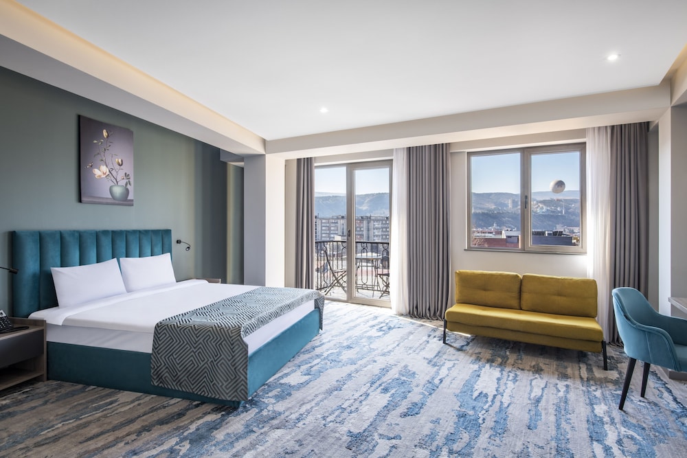 DELUXE, KING BED, BALCONY