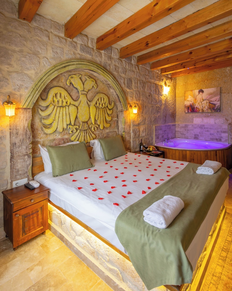 Bayar Cave Suite 25/60