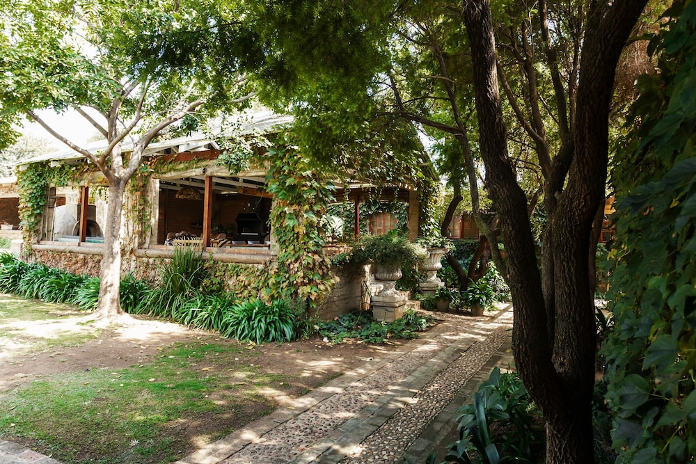 Town And Country Guest House 41/50