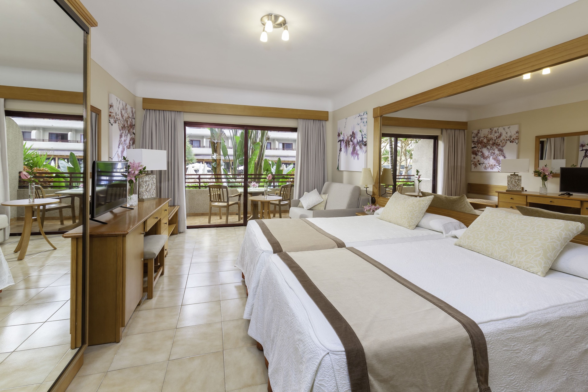 غرفة عائلية بسرير كوين مع أريكة