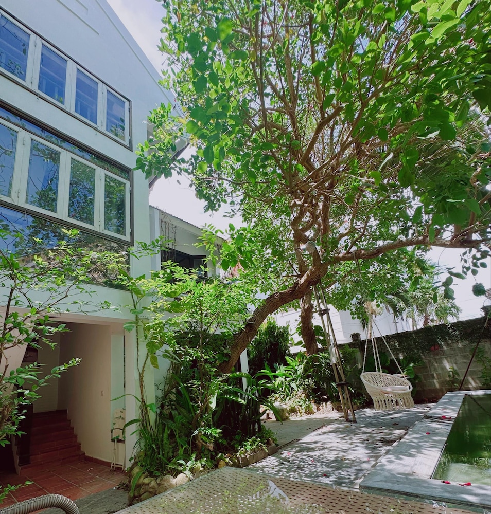 East West Villa 4/68
