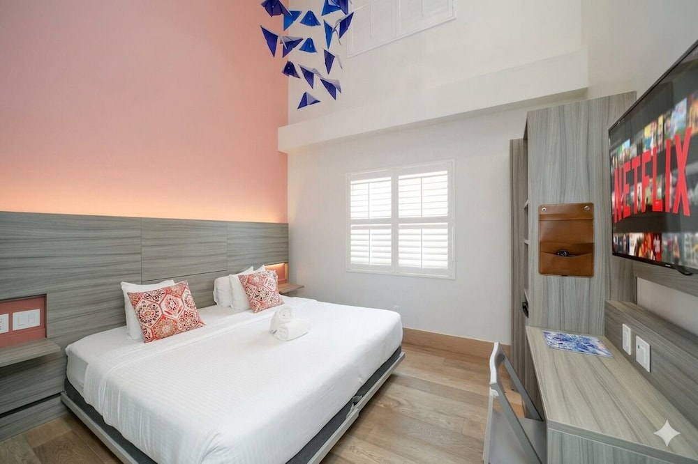 DELUXE, SUITE, KING BED