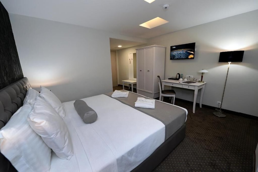 STANDARD, 1 DOUBLE AND 1 SINGLE BED, COURTYARD VIEW, BALCONY