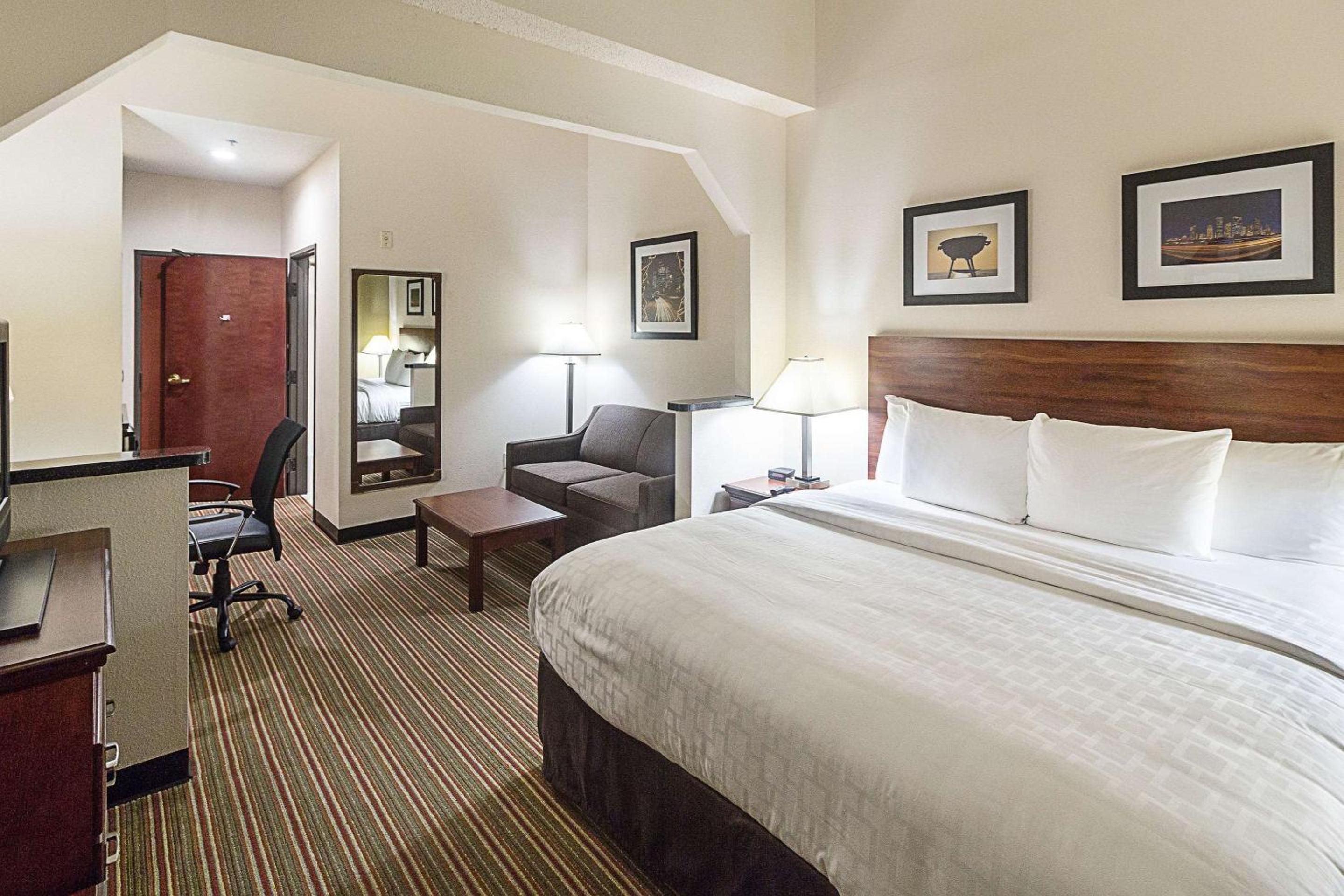 SUITE, KING BED, ACCESSIBLE