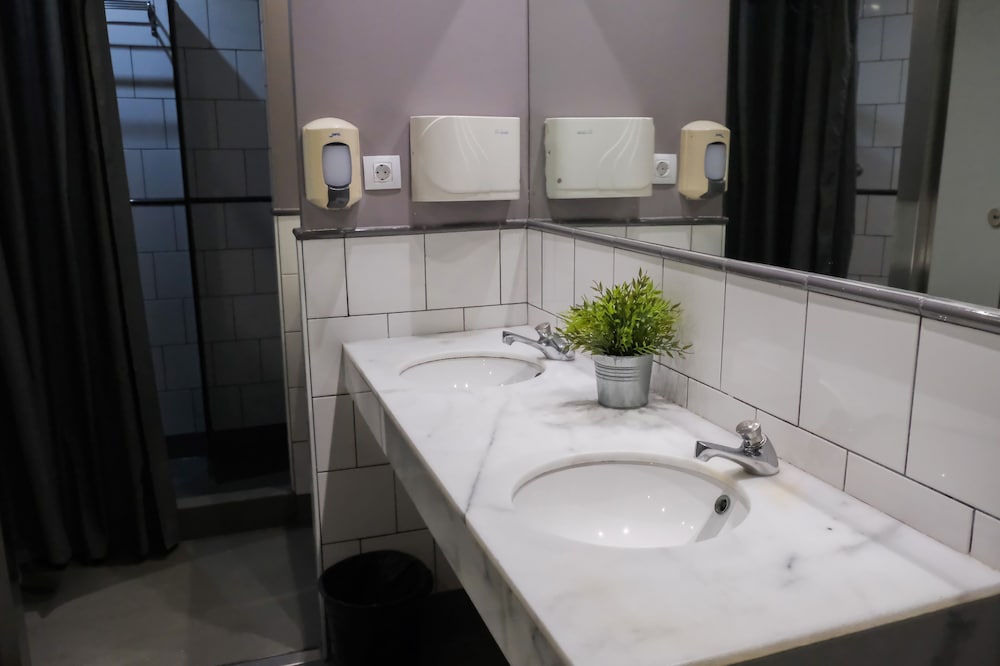 MIXED DORM, 6 BEDS, SHARED BATHROOM