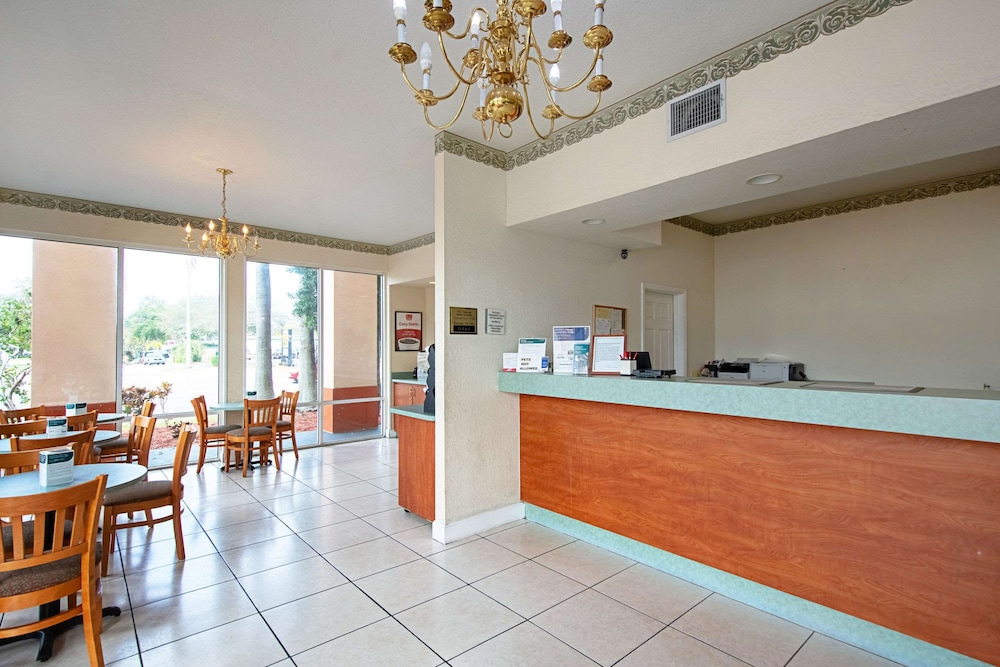 Econo Lodge Inn & Suites Clearwater Central 8/26
