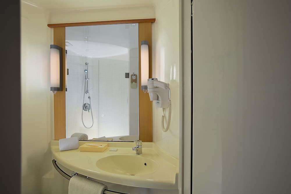 ibis Nashik 17/70
