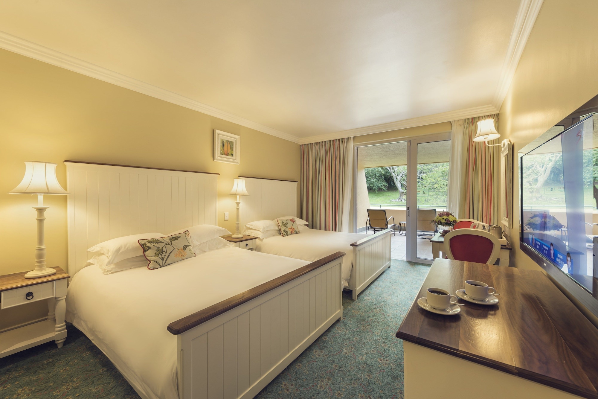 LUXURY, TWIN BEDS