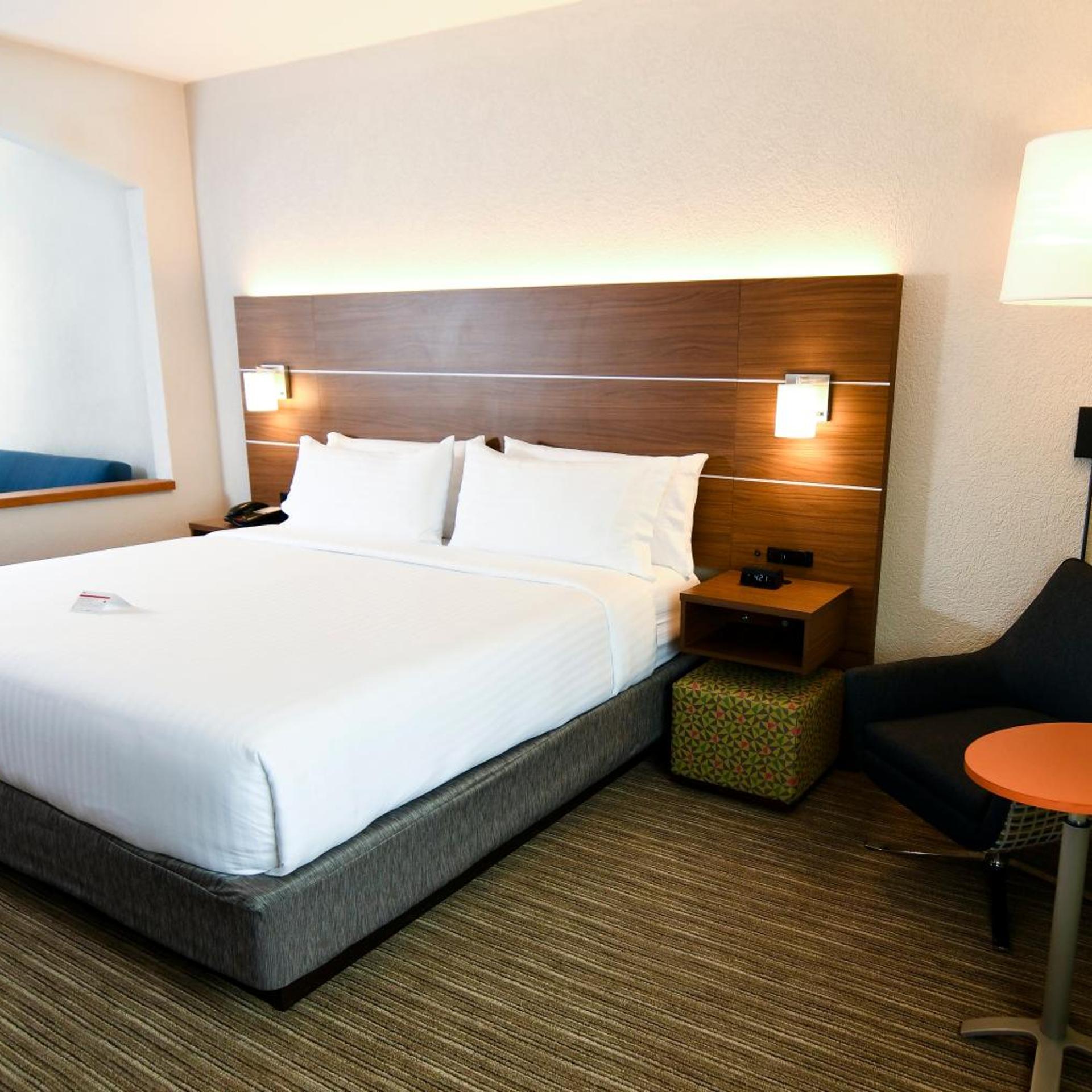 جناح بسرير كينج مع أريكة، Holiday Inn Express Hotel And Suites Port Clinton Catawba Island 9/10