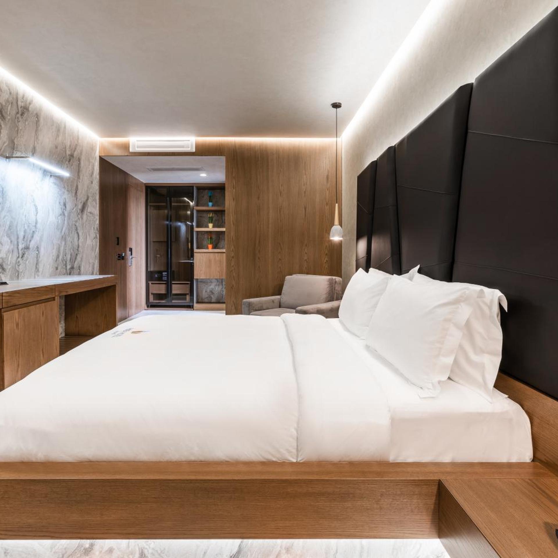 Pinea Hotel Resort & Spa 10/24