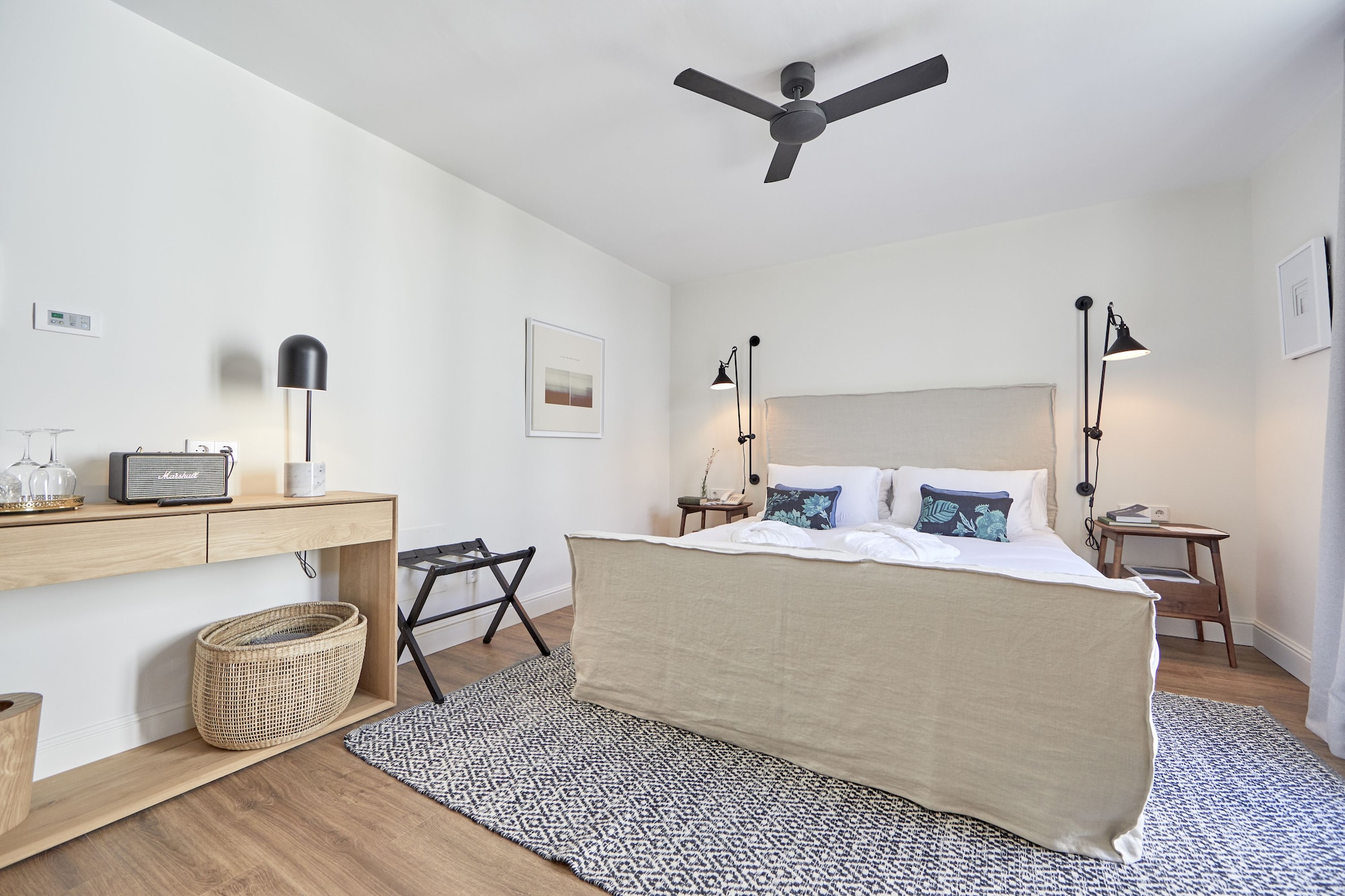 ROOM, DOUBLE BED