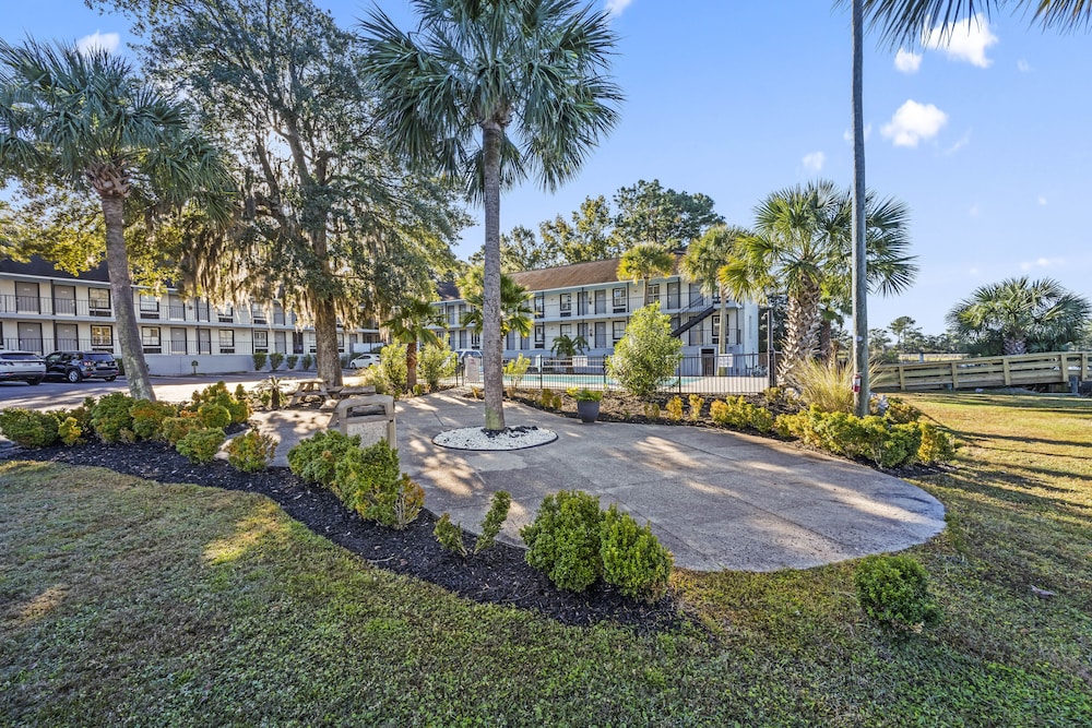 Charleston Creekside Inn 20/30