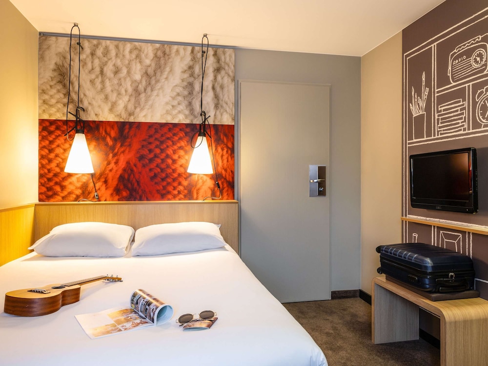 ROOM, TWIN BEDS