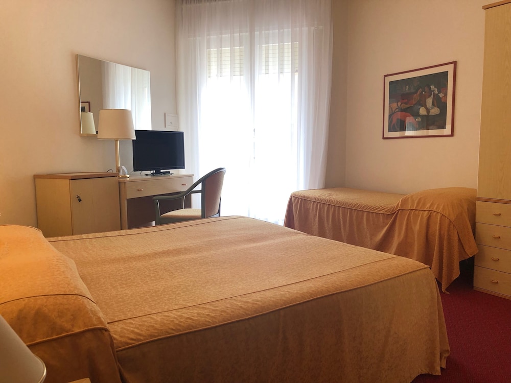 ROOM, TRIPLE, PARTIAL SEA VIEW