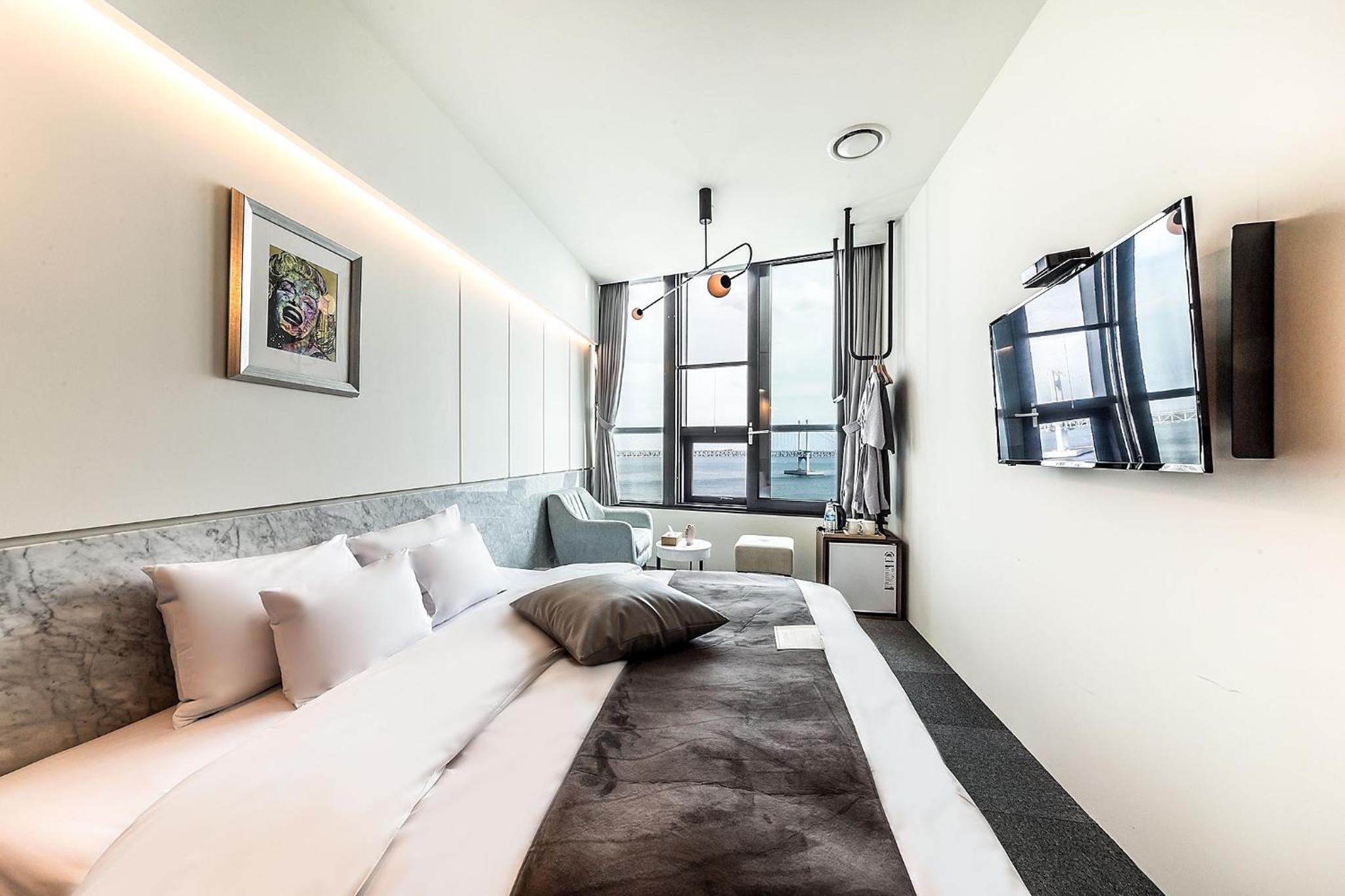 Standard, King Bed, Sea View, H Avenue 5/10