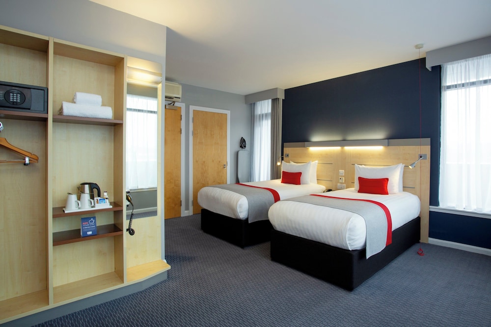Holiday Inn Express Cheltenham 26/58