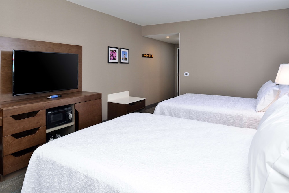 Hampton Inn Suites Adrian Mi 14/52