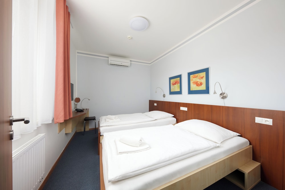 Hotel Nikolas 9/50