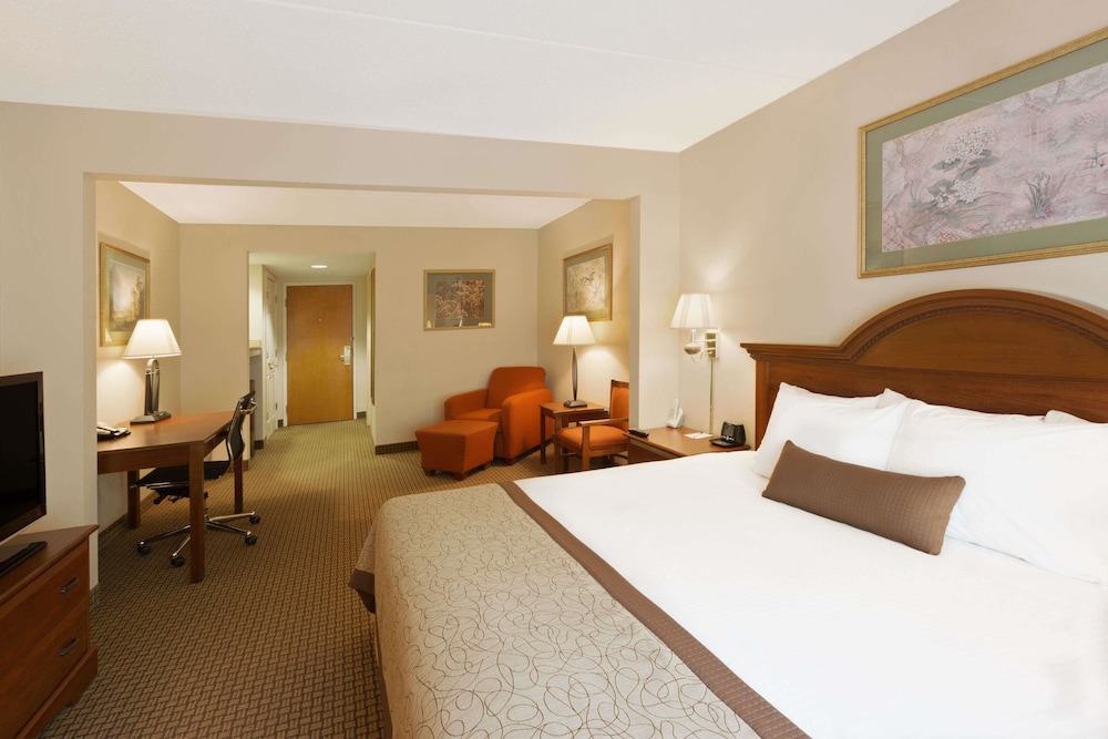 غرفة كبيرة بسرير كينج، Wingate By Wyndham Charlotte Airport 2/6