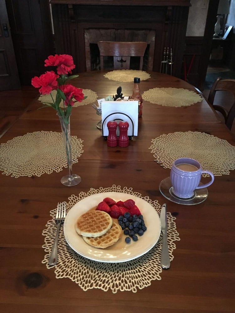 Grand Gables Inn Bed & Breakfast 33/38