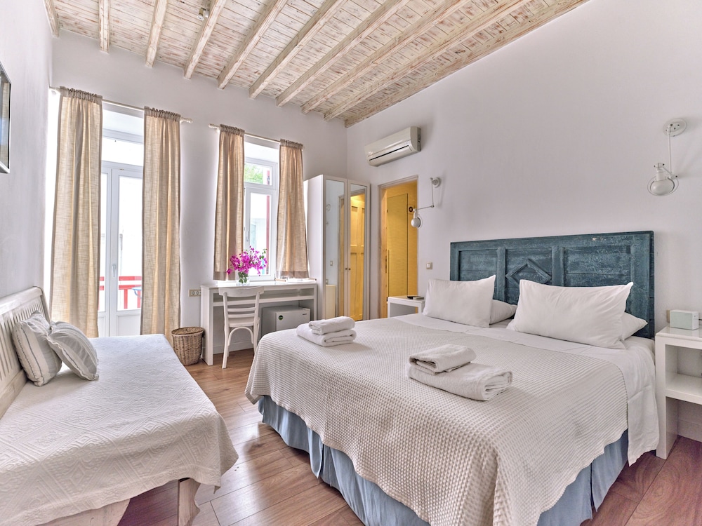 Downtown, Suite, Queen Bed, Sofa