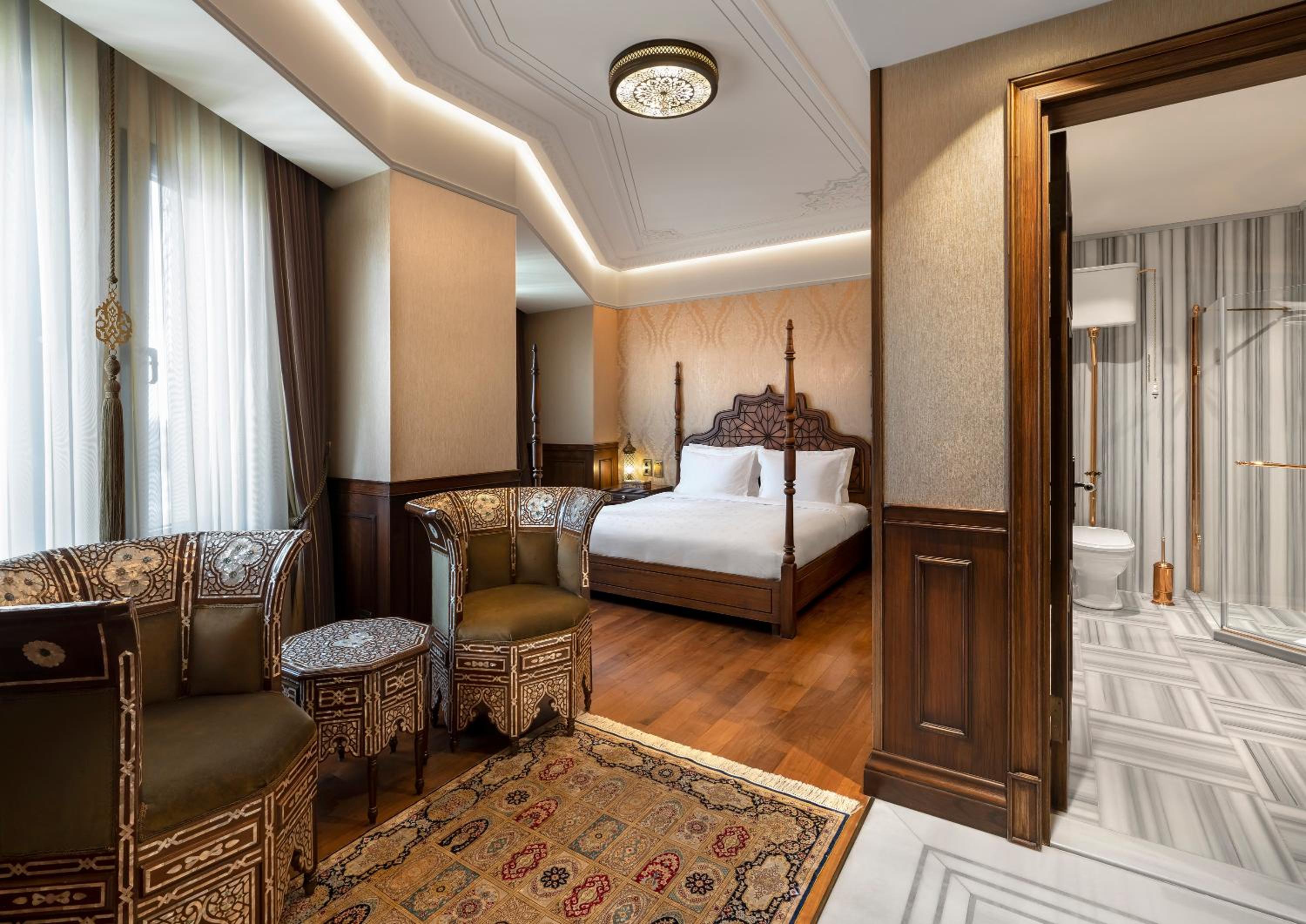DELUXE DOUBLE ROOM WITH STREET VIEW